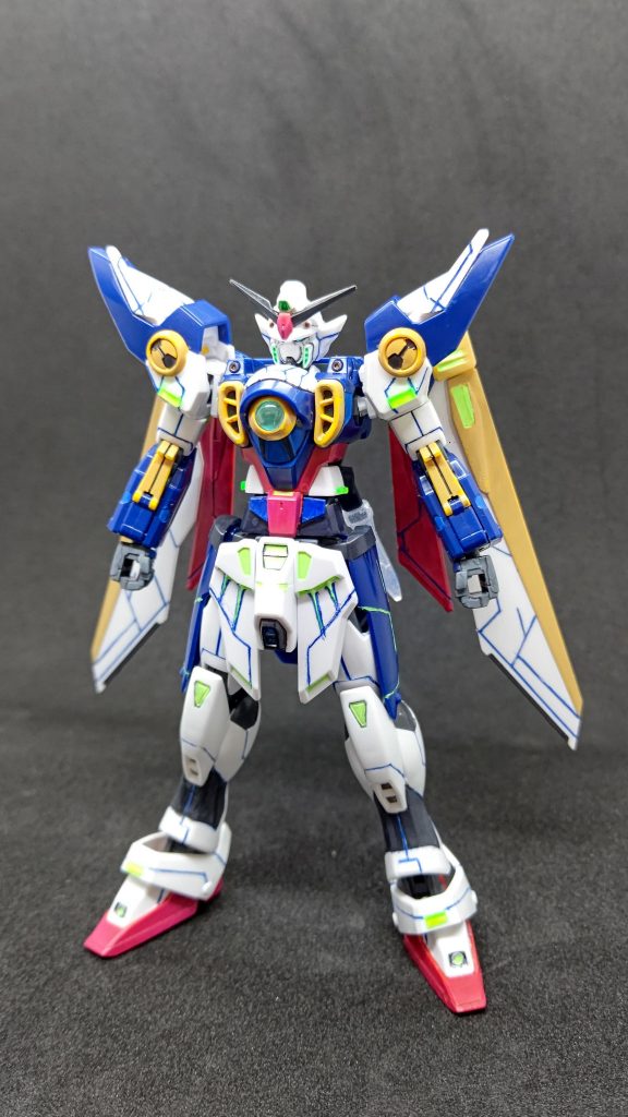 武器無しFrontスジ彫り追加、ガンマカでスミ入れし、腰パーツは別パーツを使い延長しました。肩や脚にはビームサーベルのクリアパーツランナーのタグを切り、貼り付けてます。頭部センサーはガンマカのアイグリーン、腰やウイングはガンマカの蛍光グリーン、脚パーツはガンマカのダークグレーで塗装してます。相変わらず顔のへの字スリットは削ってます。