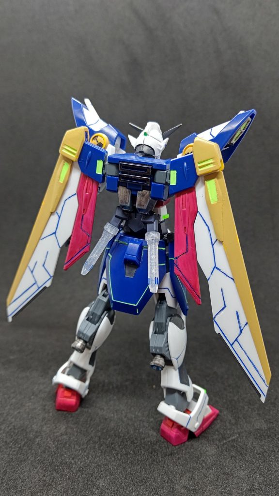 Backウイングパーツにもスジ彫りを追加、ガンマカでスミ入れを行いました。腰パーツを延長した際にできた隙間を使いコアガンダムとトランジェントガンダムのパーツからビームサーベル用のパーツを加えてます。