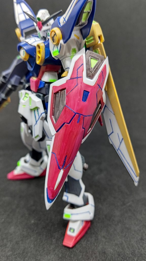 シールドもスジ彫り追加してます。赤はガンマカのシャアレッド、ブルーのラインはガンマカSEEDブルーで塗装してます。