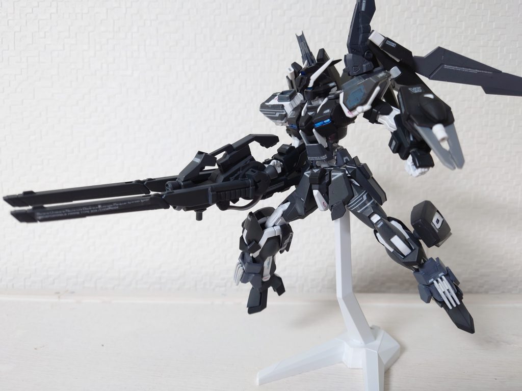 レールガンビームライフルの折りたたまれた砲身を展開。