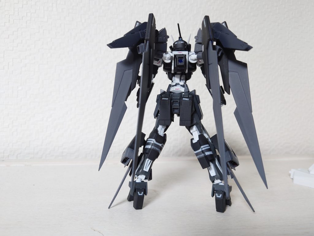 リアバックパックには、ビームライフルをマウントさせることができます。