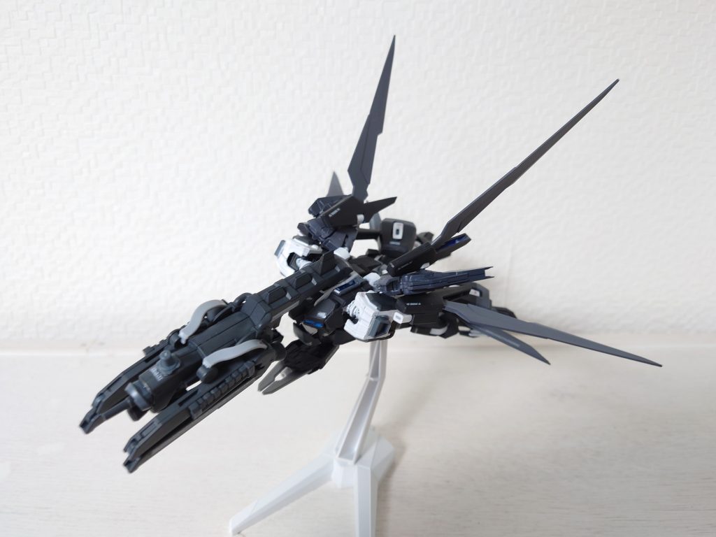 変形機構あり。余剰パーツは頭部のみで、腹部の接続を変えることで変形させています。