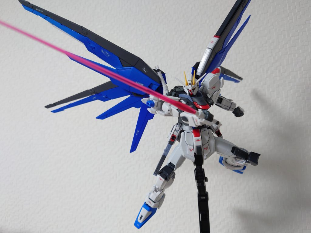 ビームサーベル腰からバックパックにマウントできるように変更しました。