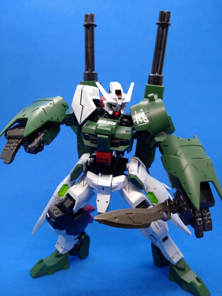 近接武装は腰部にナイフ（30MM）・シールドナックル