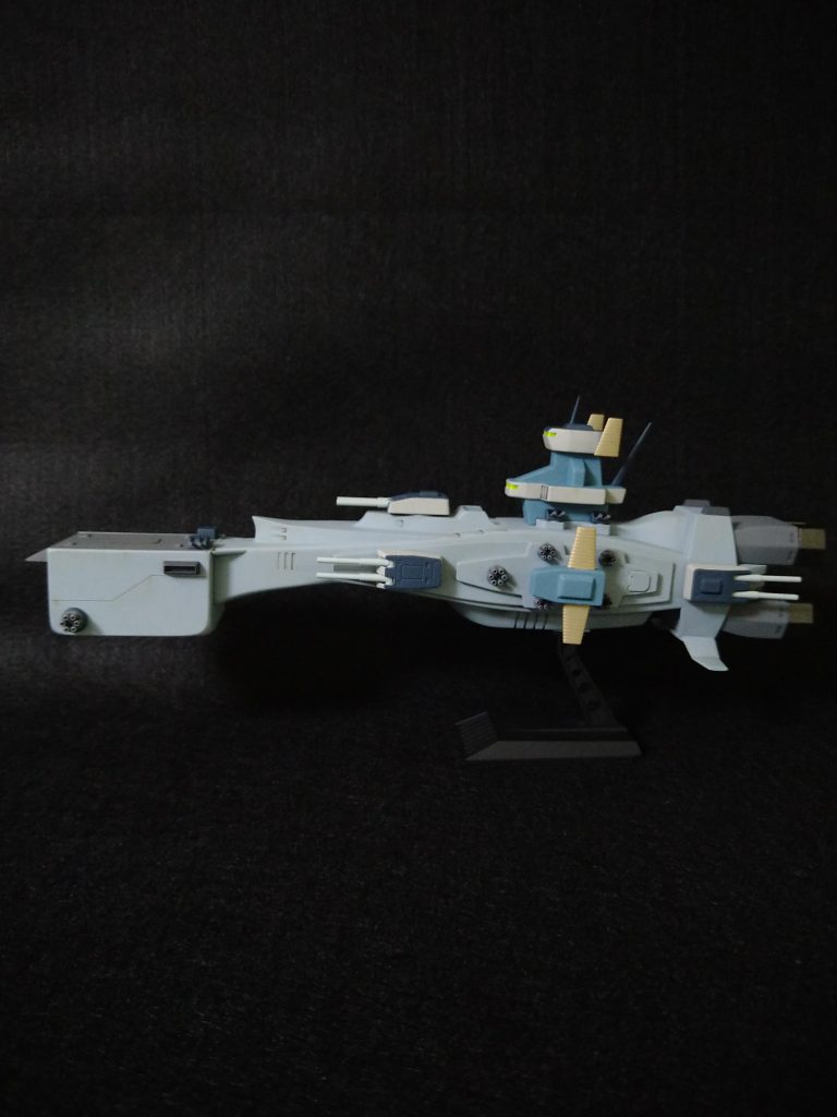 横。軽〜く考えていたのですが、真鍮パイプの切断って大変なんですね!径が細くてパイプカッターが使えず、全部を手で切る事になり、遠い目をしてしまいました。そこで機銃の半分以上をコトブキヤのガトリングに変更し作業量を削減。また『他の事情』も発生、実際カットしたのは、主砲用に2.1mmと1.6mmを各10本ずつ、機銃用に0.8mmを12本、で済みました。それでも充分に苦行でしたが(笑)