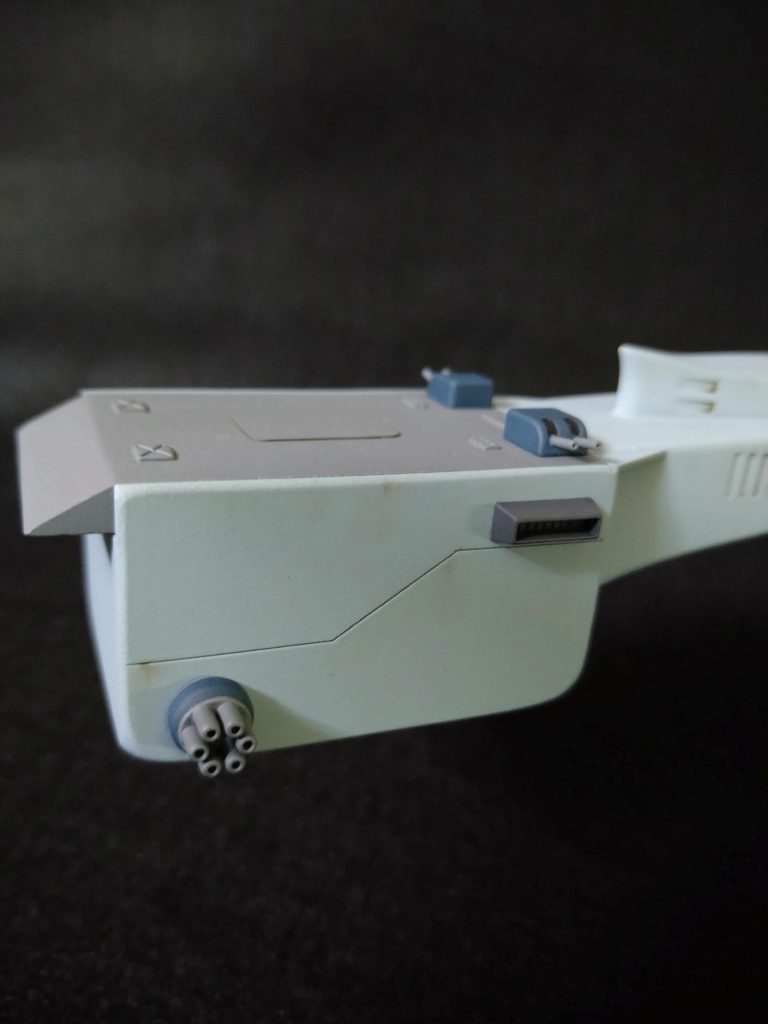 『他の事情』とは、艦体本体のねじれです。モナカ本体の接着を済ませて正面から眺めたところ、艦首が緩やかにねじれてました。流石旧キット。私なんかでは歯が立たない(笑)なので悩んだ結果、艦首をギコギコ切り落とし、『艦首カタパルト装備の試作艦』という後付け設定に。その為、艦首主砲塔2基をオミットしました。また、この構想にジャマな大気圏突入カプセルもオミット。結局、カプセル辺りの造形をエポキシパテで変更、またもや工作させられる羽目に(笑)