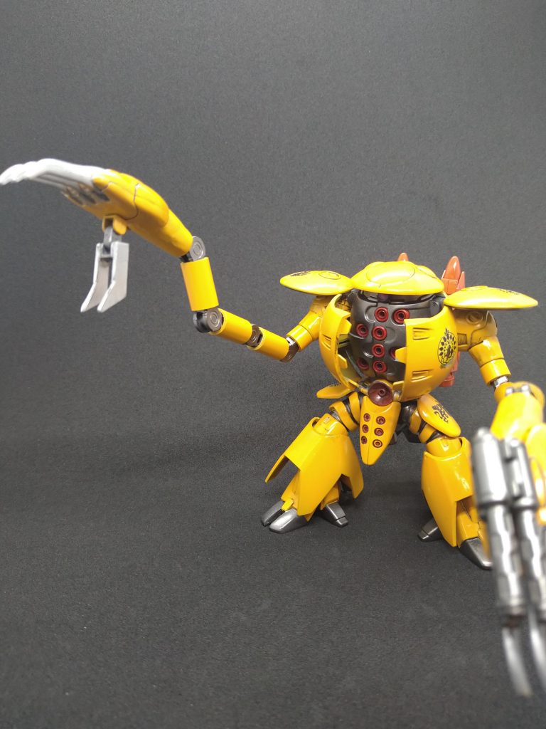 ジョイントとプラパイプで腕はウネウネ曲がります。クローを下部にも増設。