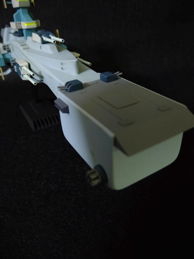 カタパルト部分の形状は悩みましたが、あんまり立派に長くても試作感が薄れるので、艦首にハコをくっつけるイメージにしました。(あんまり意味のなかった『航空戦艦 伊勢』みたいな。)プラ板で作成して、キットの曲線を尊重してみたのですが、雰囲気はどうでしょうか?