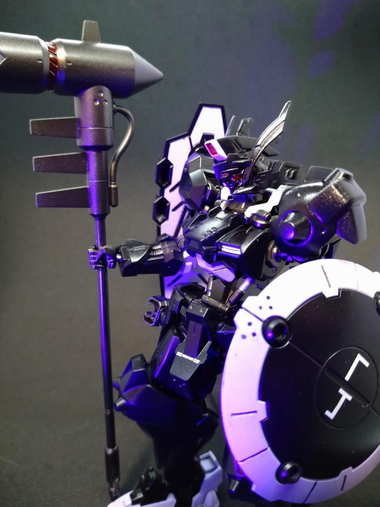 塗装は「ピュアブラック」「ラベンダー」「ガンメタリック」で光沢仕上げ。演出のため斜光でブラックライトを当ててます。