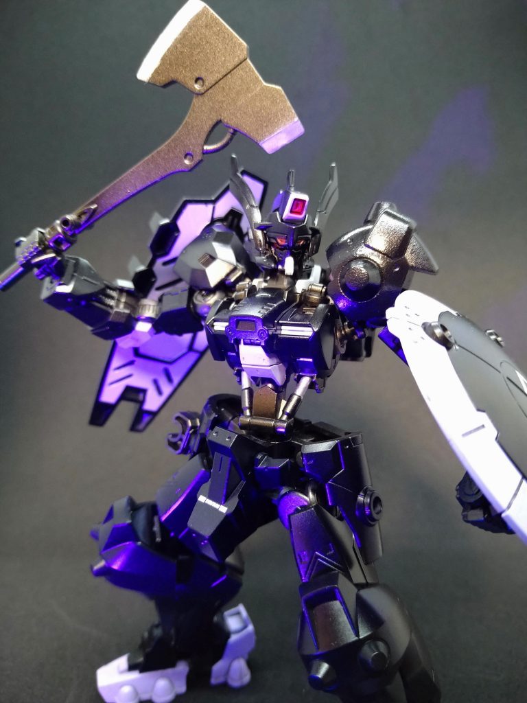 武器がマイニングハンマーだけでは心もとないので、グレイズアックスを持たせてあります。　北欧（ヴァイキング）ぽいデザインと合うかと。