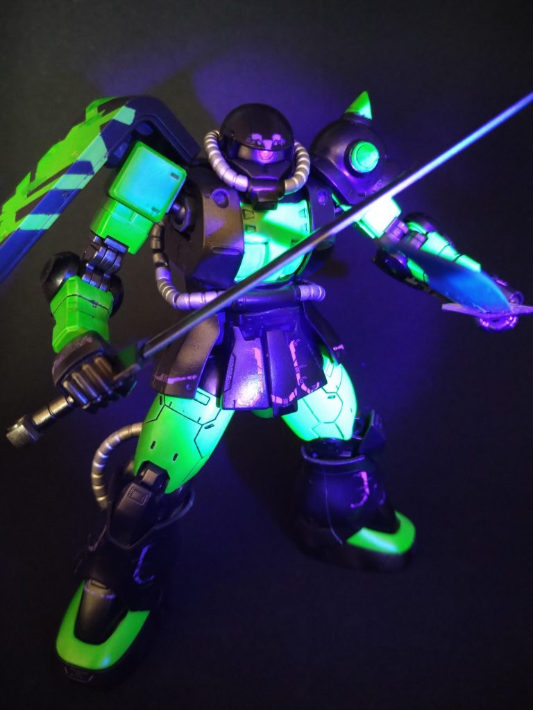 サーベルにも蛍光塗料で塗装