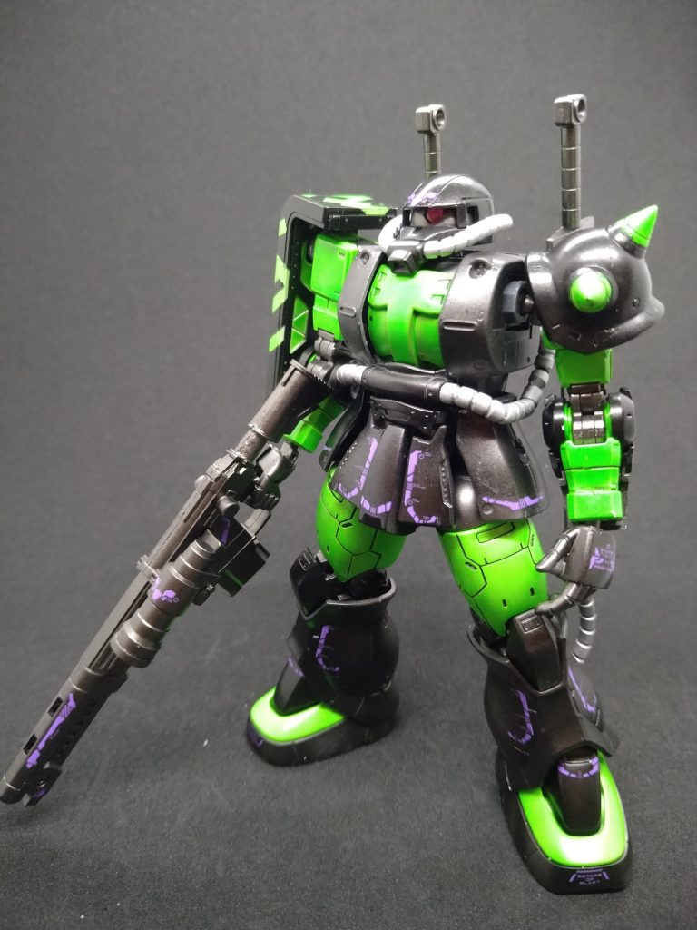 モノアイは少し上ぎみにクリアパーツを埋め込み、目つきの悪い感じに。対艦ライフルのバレルを切り詰め耐久度のあるバレルに変更・ストックもザクマシンガン後期型を移植。腕部・スパイクは後ハメ加工。デカールはブラックライトで光るものを使用。