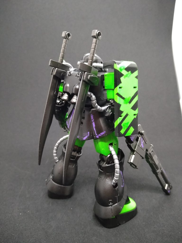 サーベルマウントラッチは鉄血のものを改造。シールドのマスキングは失敗。汚い…