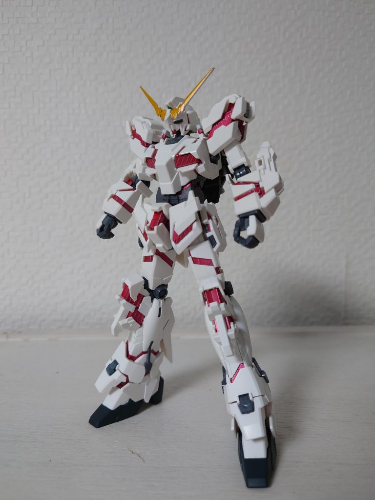 フロントサイコフレームは、シルバーの上からクリアレッドを拭いています。装甲は、元のオフホワイトっぽい色から、ホワイトに塗装しています。