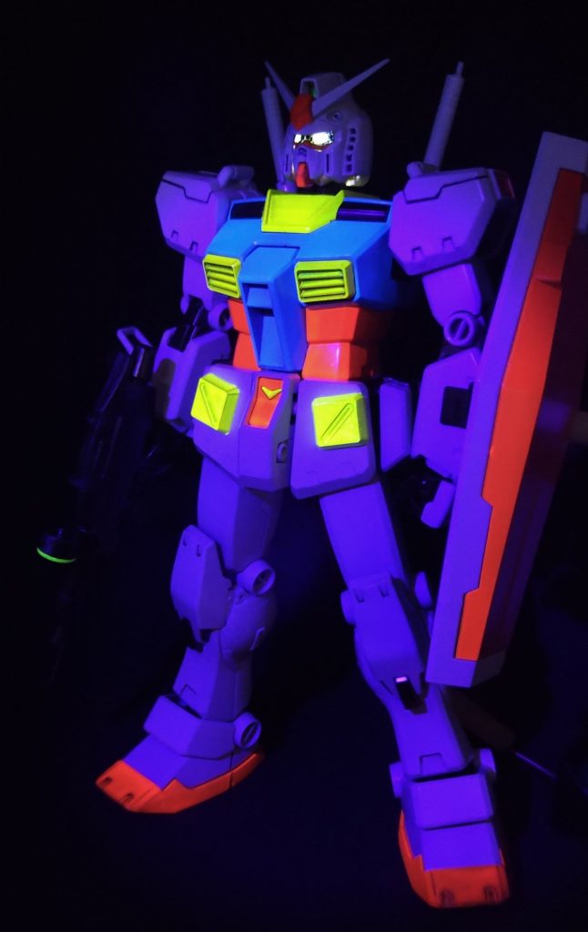 頭部カメラをLEDで発光できるよう改造。