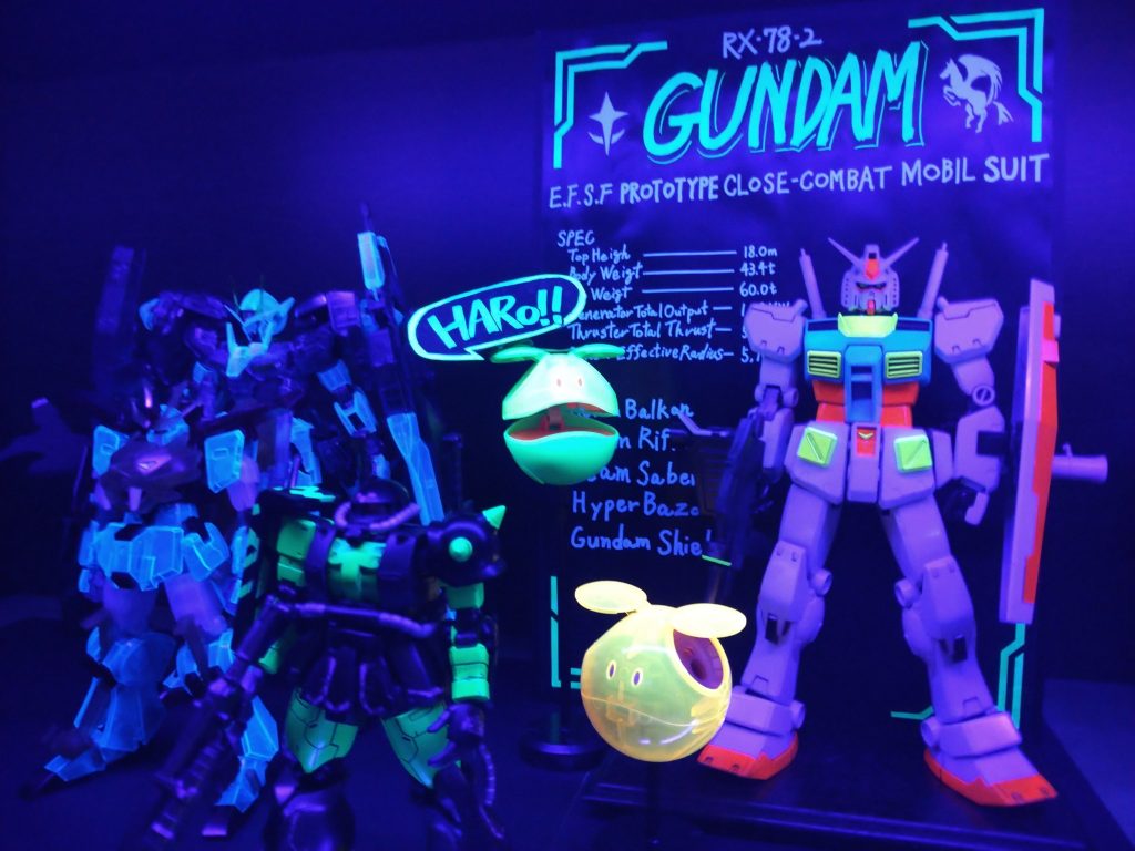 奥まったキャビネット、カラーボックスなど暗所にブラックライトテープを上面に貼って、たまに点灯してニヤニヤしましょう。また蛍光カラーのガンプラを作れたら発表出来ればと思います。