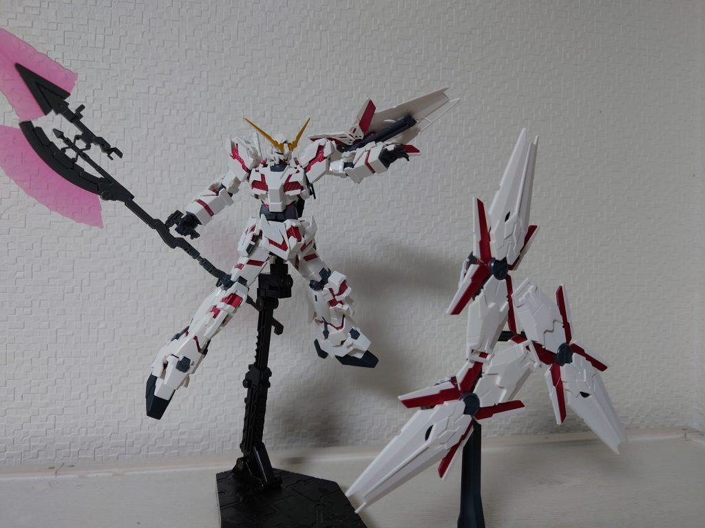 背面のシールドは、ファンネルとして使用するという設定です。バーニアとビームマグナムの銃口を裏面に取り付けています。