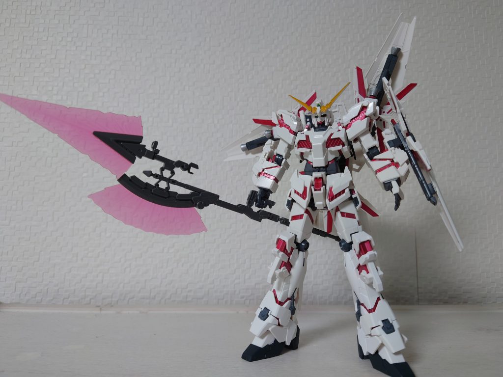 武装装備状態背面にシールドを3枚、ハイパービームジャベリンを装備しています。