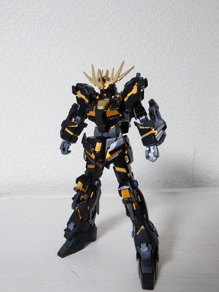 フロント襟の形状はプラ板で変更し、ギザギザの凹凸を無くしています。サイコフレームは、ゴールドの上からクリアオレンジを吹いています。