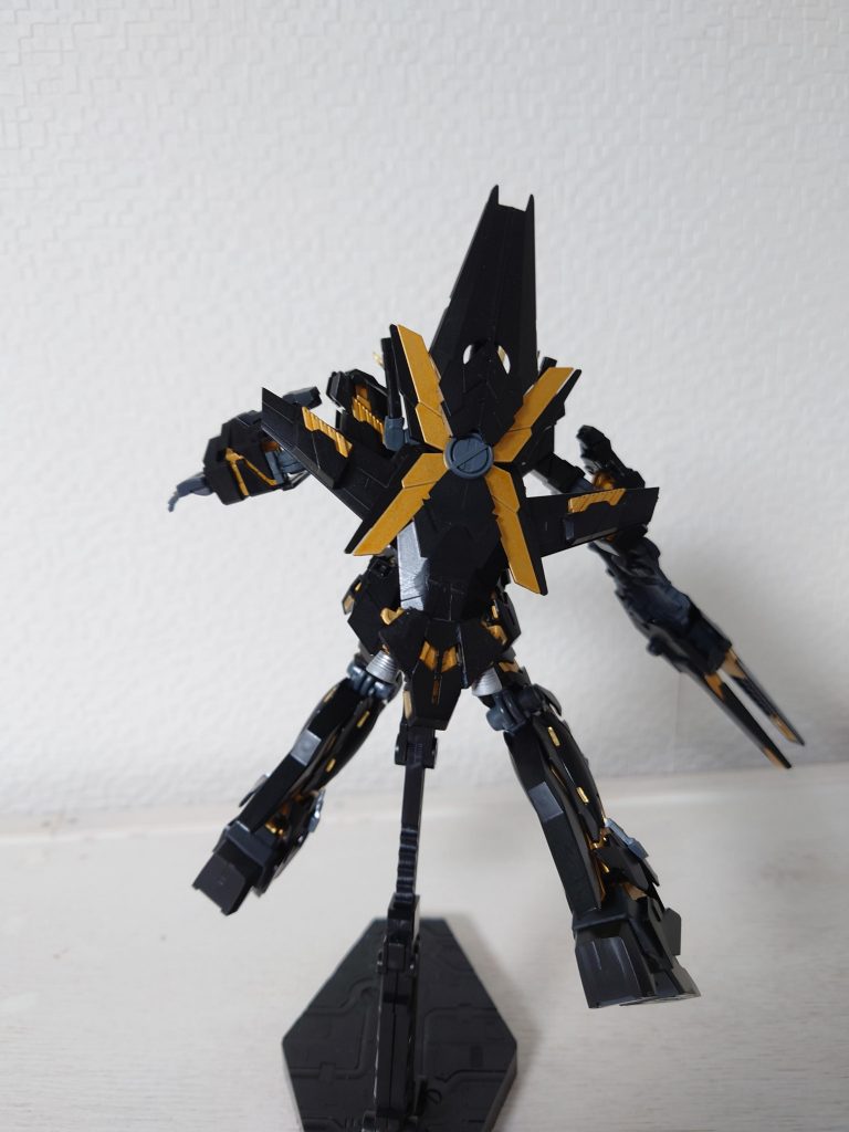 背面に装備し、飛行ユニットとなります。