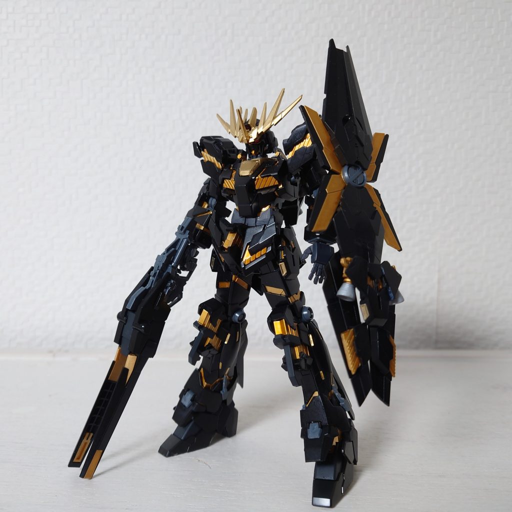 シールドは、ノルンのアームドアーマーDEのように形状になっています。ウイングとバーニアを追加しています。