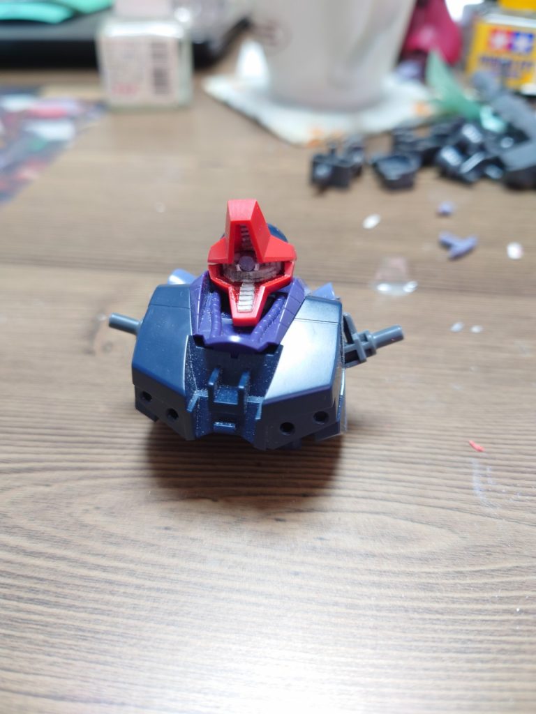 モノアイ部分はキットでは頭部の形に沿った黒のパーツにシールタイプ。モノアイはランナーとプラバンで可動できるよ改修、顎は妙に長くアンバランスな感じがしたので顎も削って整形