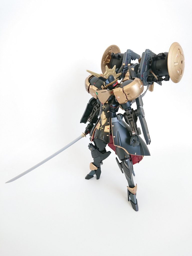 黒、金の塗装なかなか気を遣いますね。汗顔の前にある小さな十字架がお気に入りです。