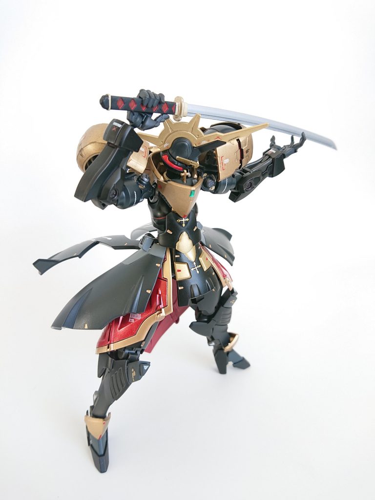 せっかくなのでスカート展開。このポージングの為に肩アーマーのジョイントを一度やり直しました。