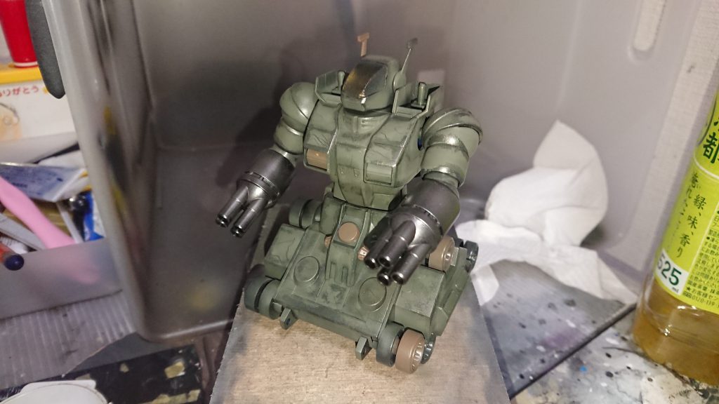 塗装途中です。チッピングを少しやっています。ケープを吹いたあと水性ホビーカラーを吹いてアクリル溶剤で溶かしながら拭き取りました。