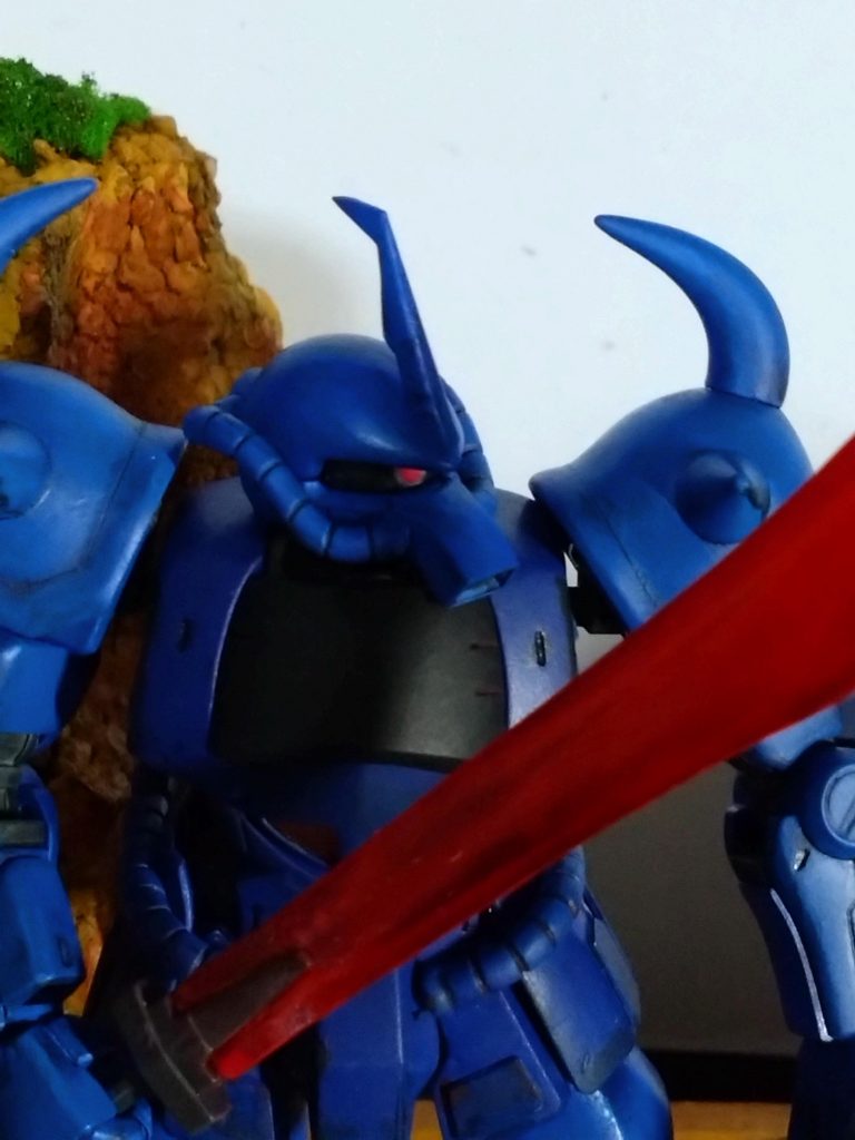 ヒートサーベル構えて。悪そうな雰囲気出てたら嬉しいです。アンテナはグフカスタムっぽくプラ板で制作しました。