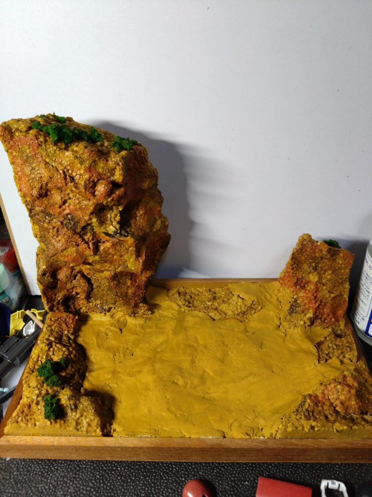 簡単ジオラマの説明です。材料は100均の物で、崖の部分は発泡のブロックを切ったりちぎったりで木枠に木工ボンドで貼り付け。中の土の部分は木粉粘土を詰めました。木枠にマスキングテープを貼ってアクリル絵の具で塗装。崖上の草はジオラマ情景ってやつの草を木工ボンドを水に溶かして筆塗りした所に置いて接着しました。100均の材料ですぐできるので良かったら試してみて下さい。😄