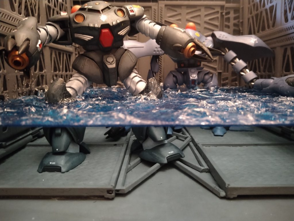 水面下は青く透明感があり、水中っぽく仕上げました。