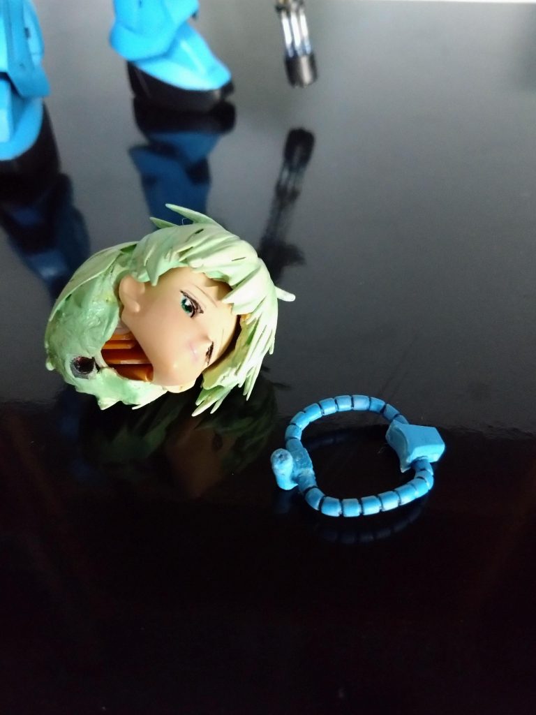 髪の毛の下側にポリパーツ埋めこんで動力パイプの軸受けにしました。