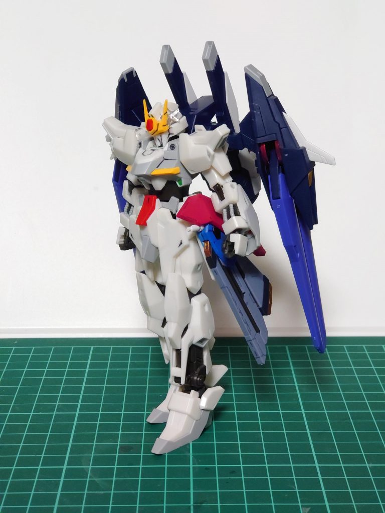 大まかな方針はこの段階で決まりました。バックパックはゴテゴテし過ぎな感じがしたので変更。頭はスラッとした印象にしたかったので小顔なダブルオースカイのものに変えました。