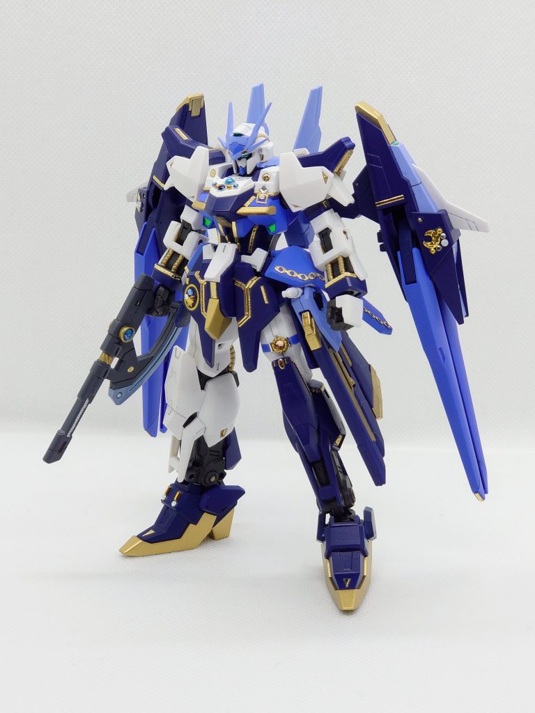 ルナゲイザーをベースにジャンクパーツを使ってシルエットを近づけました。華やかな印象にしたかったので、装飾には手芸用品やネイルシールなどを使っています。