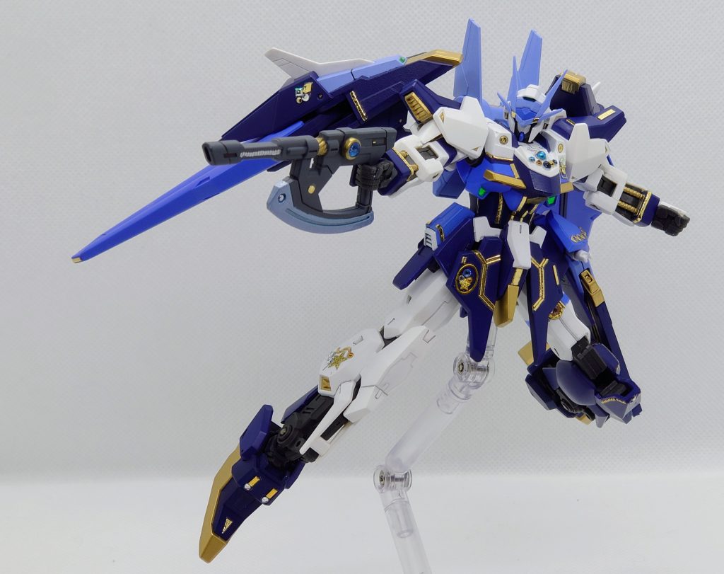 メイン武装のビームライフル。アームアームズのものに装飾を加えています。中央の3mm穴はプラ棒で塞いだあとレジンを流してクリスタル風にしました。