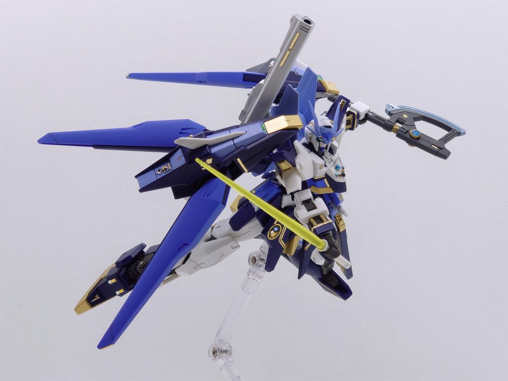 ビームサーベル、クレイバズーカクレイバズーカは百式系列と同様バックパックにマウントします。高機動戦闘時に牽制としてマウントしたまま使用できる設定です。