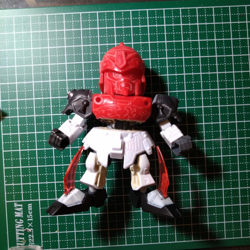 切断してパテで補強。腕や足は最近のSDヒーローズなどから流用したお手軽改造です。