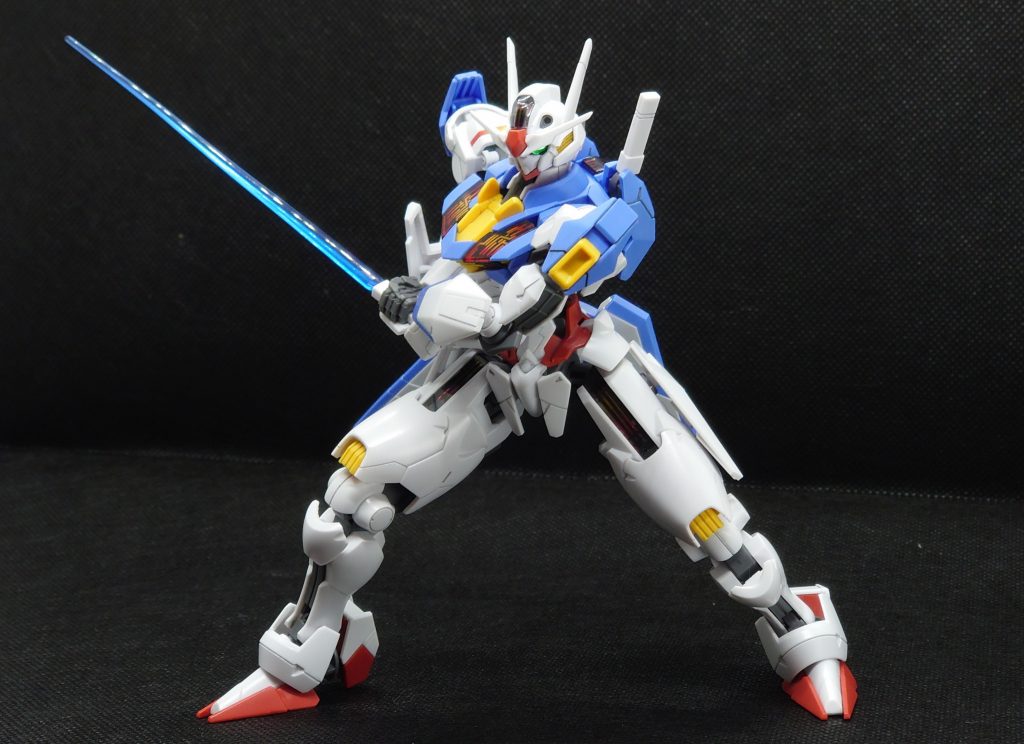 胸部の内側を削って上半身を前に傾けられるようにしています。