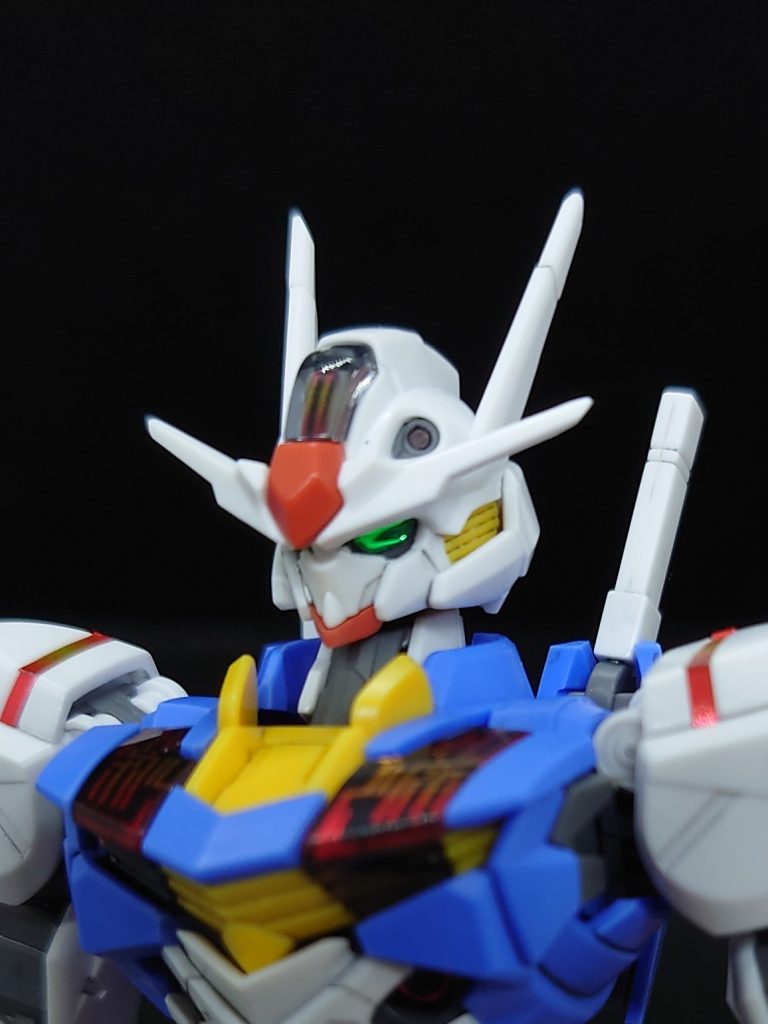 頭部はいつものアンテナのシャープ化。フェイスは顎と目の周りを削っています。ツインアイはレジンを厚めに塗布して丸みを持たせ、大きい印象になるようにしました。