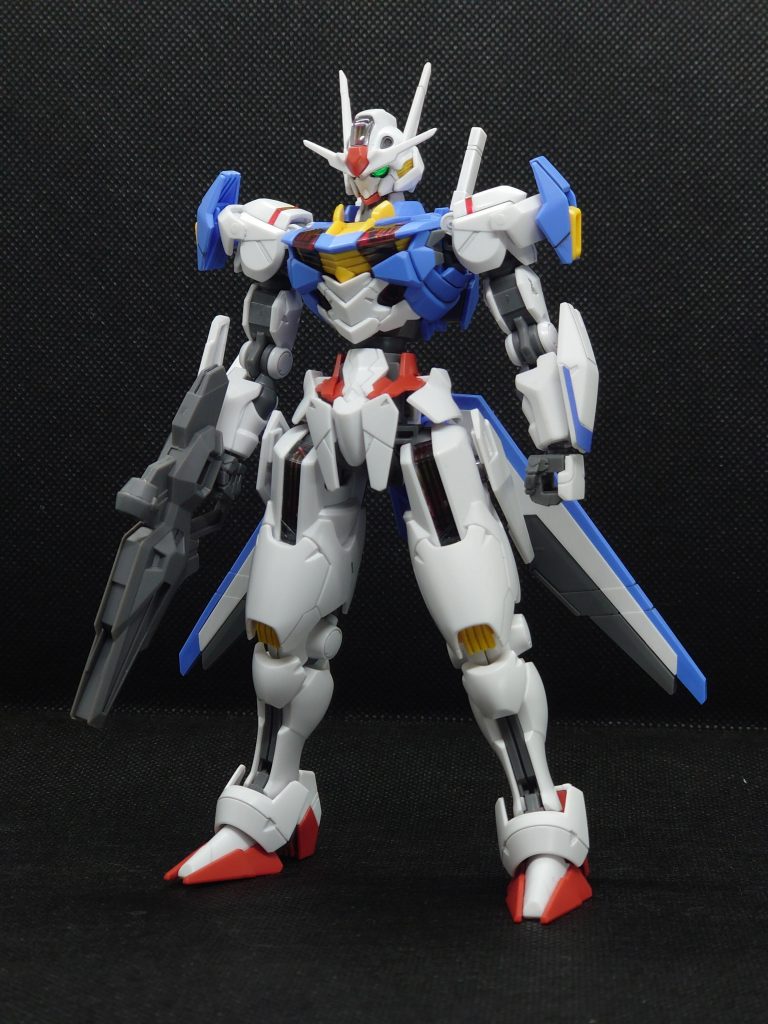 プロポーションは肩幅を2mm短縮、胴体を3mm延長、脚はTwitterで話題の股関節軸の入れ替えをしています。合わせ目は太もも等目立つ部分は消し、膝や肩は段モ処理をしています。