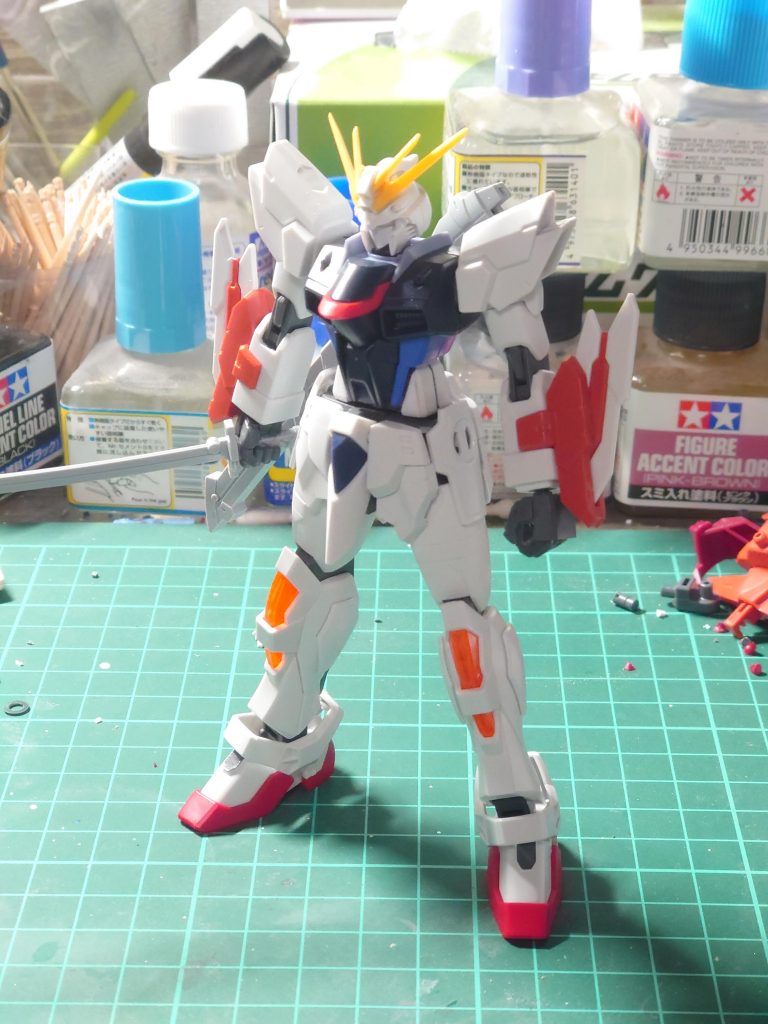 塗装前ブレイジングガンダムの腰のジョイント位置が通常より前側にあり、そのままだとフリーダムの胴の位置と合わずスタイルが崩れたため、軸を1mm後ろにズラしました。