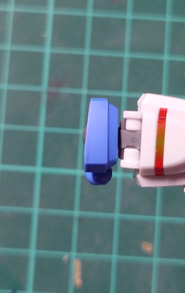 肩は内側を斜めに削っています。これで肩を奥まで押し込めるようになるので肩幅が狭くなります。