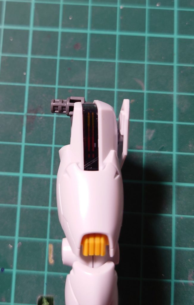 足は股関節軸を左右逆に取り付けて高さを変えています。腰の装甲を下げることで隙間も目立たなくなり、シュッとしたスタイルになります。