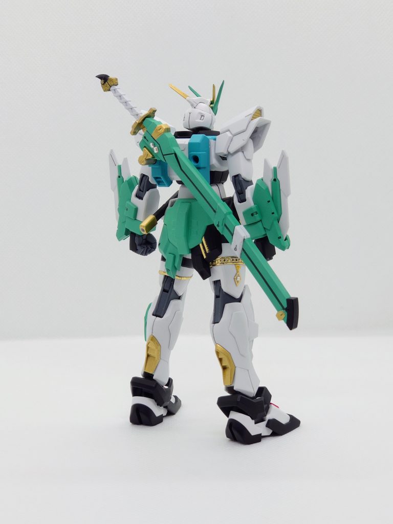 背面刀を背負う都合もあってかなり難航しましたが、最終的に納得いくものに出来ました。