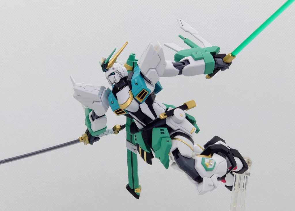 武装は刀とビームサーベルです。腕のスラスターを駆使して見えない速さの斬撃を繰り出します。