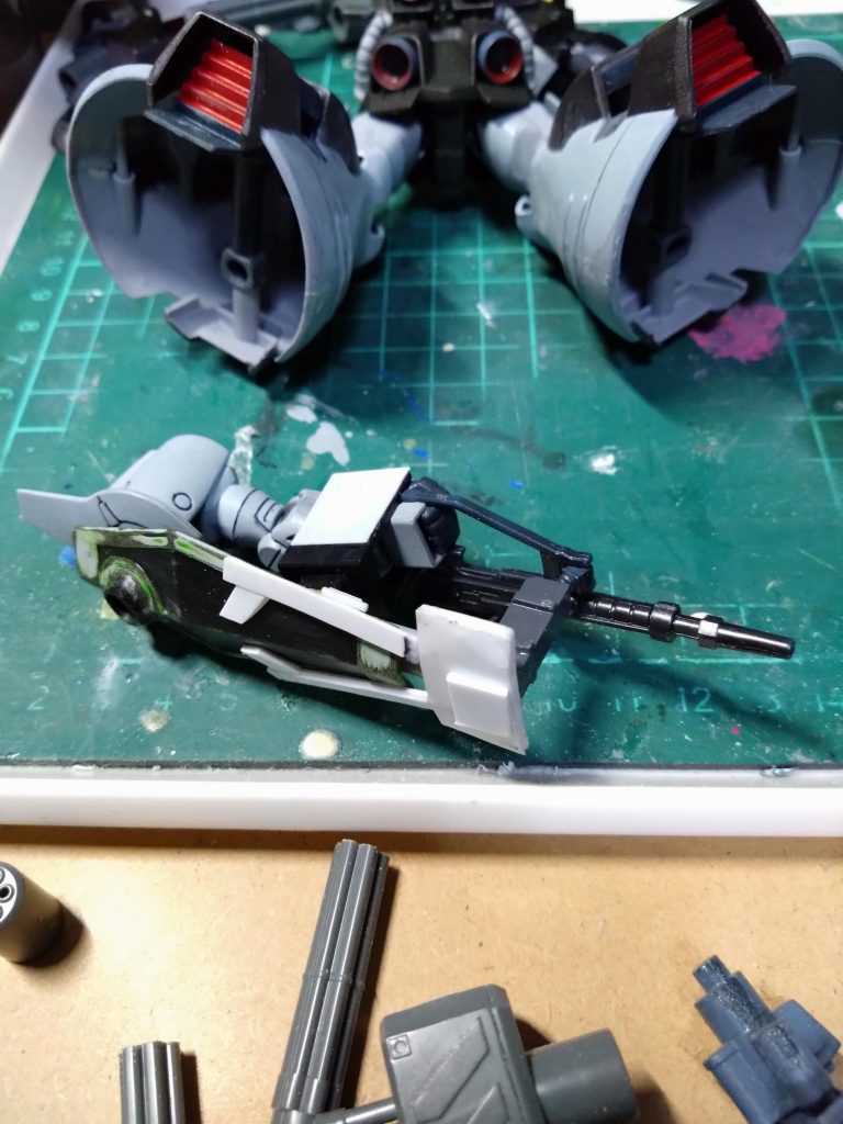 余っていたシールドにプラ板でガトリング固定部品制作。ヘビーアームズのガトリングはバレルを少し切ってショート化しました。右のガトリングは撃ちつくしたらパージできます。