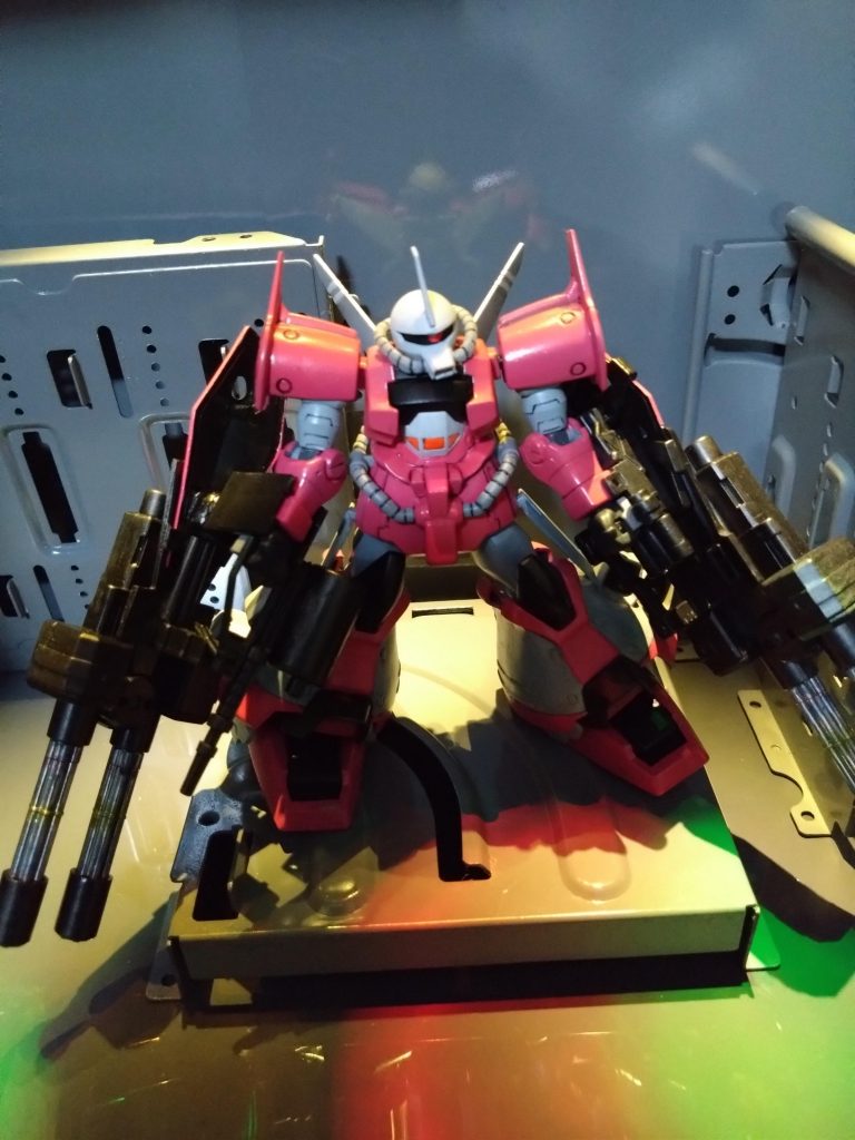 少し上から。フォロワーさんの意見もあり、試験機カラーへの塗装にチャレンジ。ピンクは始めもう少し赤入ってたかなと思いますが、2回目の塗装でこの色に。少し明るくなりましたが…どうでしょうか?多分試験機とは少し違うカラーになってますからイメージと違うって言われそうです。筆塗装による塗りムラ等ありますが一応は完成にします。