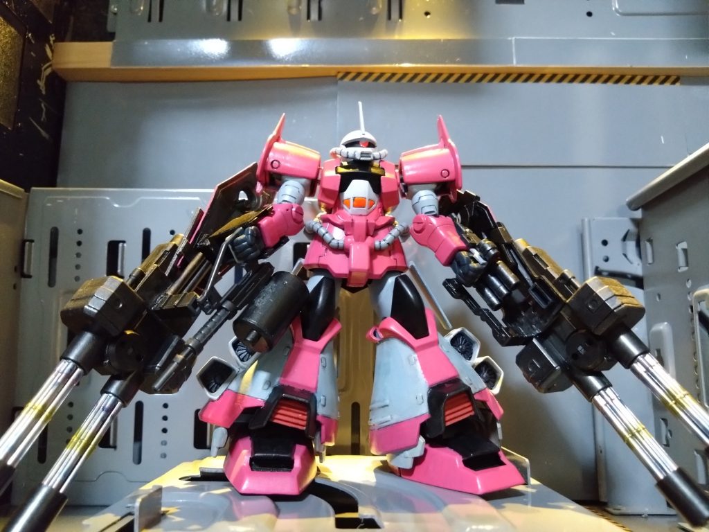 以前紹介した格納庫っぽい所で撮影。ガンタンク改造で余っていたヘビーアームズのガトリングを両腕装備にしてみました。😄