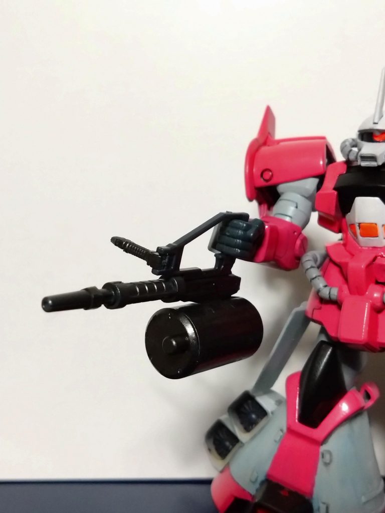 右腕のガトリング装着の為、ザクマシンガンを逆さ持ちでガトリングの弾倉装着しました。